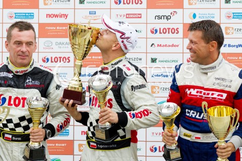  10.08.2013 RZESZOW 22 RAJD RZESZOWSKI - 4 RUNDA LOTOS RAJDOWYCH SAMOCHODOWYCH MISTRZOSTW POLSKI<br />CEREMONIA METY NA RZESZOWSKIM RYNKU<br />N/Z KAJETAN KAJETANOWICZ JAROSLAW BARAN PUCHAR GRZEGORZ GRZYB<br /> 