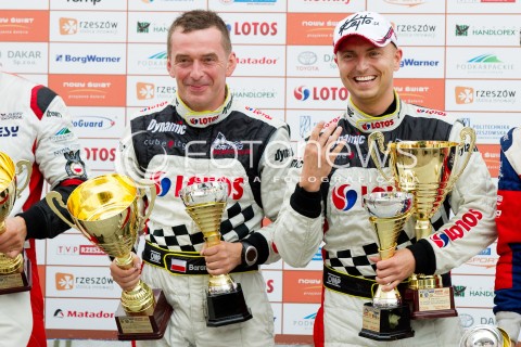  10.08.2013 RZESZOW 22 RAJD RZESZOWSKI - 4 RUNDA LOTOS RAJDOWYCH SAMOCHODOWYCH MISTRZOSTW POLSKI<br />CEREMONIA METY NA RZESZOWSKIM RYNKU<br />N/Z KAJETAN KAJETANOWICZ JAROSLAW BARAN<br /> 