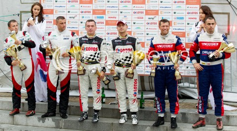  10.08.2013 RZESZOW 22 RAJD RZESZOWSKI - 4 RUNDA LOTOS RAJDOWYCH SAMOCHODOWYCH MISTRZOSTW POLSKI<br />CEREMONIA METY NA RZESZOWSKIM RYNKU<br />N/Z KAJETAN KAJETANOWICZ JAROSLAW BARAN GRZEGORZ GRZYB DANIEL SIATKOWSKI MACIEJ RZEZNIK PRZEMYSLAW MAZUR ZDJECIE GRUPOWE<br /> 