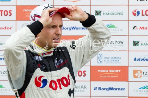  10.08.2013 RZESZOW 22 RAJD RZESZOWSKI - 4 RUNDA LOTOS RAJDOWYCH SAMOCHODOWYCH MISTRZOSTW POLSKI<br />CEREMONIA METY NA RZESZOWSKIM RYNKU<br />N/Z KAJETAN KAJETANOWICZ <br /> 