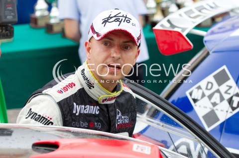  10.08.2013 RZESZOW 22 RAJD RZESZOWSKI - 4 RUNDA LOTOS RAJDOWYCH SAMOCHODOWYCH MISTRZOSTW POLSKI<br />CEREMONIA METY NA RZESZOWSKIM RYNKU<br />N/Z KAJETAN KAJETANOWICZ<br /> 