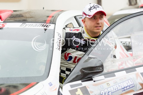  10.08.2013 RZESZOW 22 RAJD RZESZOWSKI - 4 RUNDA LOTOS RAJDOWYCH SAMOCHODOWYCH MISTRZOSTW POLSKI<br />CEREMONIA METY NA RZESZOWSKIM RYNKU<br />N/Z KAJETAN KAJETANOWICZ SYLWETKA<br /> 