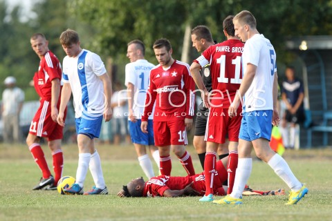  11.08.2013 MIELEC PILKA NOZNA<br />MECZ KONTROLNY MECZ TOWARZYSKI<br />STAL MIELEC - WISLA KRAKOW<br />N/Z EMMANUEL SARKI URAZ KONTUZJA BOL PATRYK MALECKI<br /> 