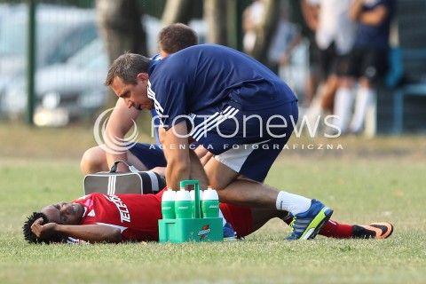  11.08.2013 MIELEC PILKA NOZNA<br />MECZ KONTROLNY MECZ TOWARZYSKI<br />STAL MIELEC - WISLA KRAKOW<br />N/Z EMMANUEL SARKI URAZ KONTUZJA BOL <br /> 