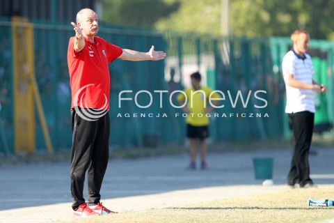  17.08.2013 STALOWA WOLA <br />PILKA NOZNA POLSKA PUCHAR POLSKI SEZON 2013/2014 FOOTBALL POLISH CUP SEASON 2013/2014 STAL STALOWA WOLA - SLASK WROCLAW<br />N/Z STANISLAW LEVY TRENER ( HEAD COACH ) ZLOSC EMOCJE SYLWETKA <br /> 