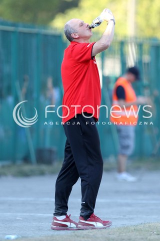  17.08.2013 STALOWA WOLA <br />PILKA NOZNA POLSKA PUCHAR POLSKI SEZON 2013/2014 FOOTBALL POLISH CUP SEASON 2013/2014 STAL STALOWA WOLA - SLASK WROCLAW<br />N/Z STANISLAW LEVY TRENER ( HEAD COACH ) PIJE WODA NAPOJ PICIE<br /> 