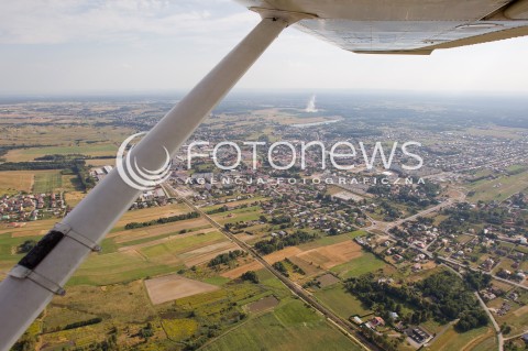  19.08.2013 ZDJECIA LOTNICZE WYKONANE Z SAMOLOTU<br /> Z LOTU PTAKA<br />N/Z MIASTO MIEJSCOWOSC KOLBUSZOWA SKRZYDLO SAMOLOTU<br /> 