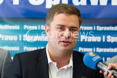  20.08.2013 RZESZOW KONFERENCJA PRASOWA PIS W ZWIAZKU Z UZUPELNIAJACYMI WYBORAMI DO SENATU NA PODKARPACIU.<br />NA KONFERENCJI POJAWIL SIE ADAM HOFMAN PROMUJACY KANDYDATURE ZDZISLAWA PUPY.<br />N/Z ADAM HOFMAN SYLWETKA<br /> 