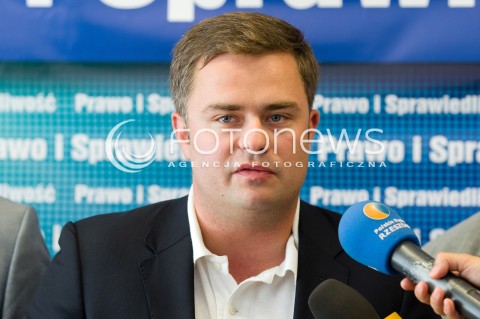  20.08.2013 RZESZOW KONFERENCJA PRASOWA PIS W ZWIAZKU Z UZUPELNIAJACYMI WYBORAMI DO SENATU NA PODKARPACIU.<br />NA KONFERENCJI POJAWIL SIE ADAM HOFMAN PROMUJACY KANDYDATURE ZDZISLAWA PUPY.<br />N/Z ADAM HOFMAN SYLWETKA<br /> 