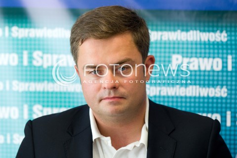  20.08.2013 RZESZOW KONFERENCJA PRASOWA PIS W ZWIAZKU Z UZUPELNIAJACYMI WYBORAMI DO SENATU NA PODKARPACIU.<br />NA KONFERENCJI POJAWIL SIE ADAM HOFMAN PROMUJACY KANDYDATURE ZDZISLAWA PUPY.<br />N/Z ADAM HOFMAN SYLWETKA<br /> 