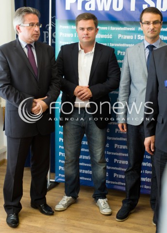  20.08.2013 RZESZOW KONFERENCJA PRASOWA PIS W ZWIAZKU Z UZUPELNIAJACYMI WYBORAMI DO SENATU NA PODKARPACIU.<br />NA KONFERENCJI POJAWIL SIE ADAM HOFMAN PROMUJACY KANDYDATURE ZDZISLAWA PUPY.<br />N/Z ADAM HOFMAN SYLWETKA KAZIMIERZ MOSKAL TOMASZ POREBA<br /> 
