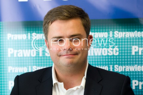  20.08.2013 RZESZOW KONFERENCJA PRASOWA PIS W ZWIAZKU Z UZUPELNIAJACYMI WYBORAMI DO SENATU NA PODKARPACIU.<br />NA KONFERENCJI POJAWIL SIE ADAM HOFMAN PROMUJACY KANDYDATURE ZDZISLAWA PUPY.<br />N/Z ADAM HOFMAN SYLWETKA<br /> 