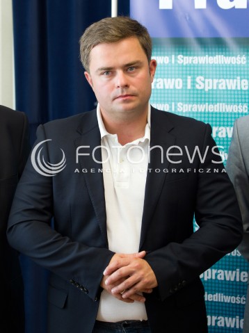  20.08.2013 RZESZOW KONFERENCJA PRASOWA PIS W ZWIAZKU Z UZUPELNIAJACYMI WYBORAMI DO SENATU NA PODKARPACIU.<br />NA KONFERENCJI POJAWIL SIE ADAM HOFMAN PROMUJACY KANDYDATURE ZDZISLAWA PUPY.<br />N/Z ADAM HOFMAN SYLWETKA GLOWKA PORTRET<br /> 