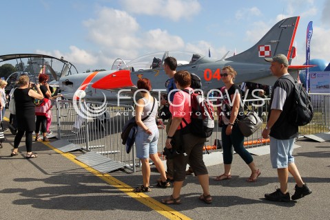  24.08.2013 RADOM <br />MIEDZYNARODOWE POKAZY LOTNICZE W RADOMIU<br />RADOM AIRSHOW 2013<br />N/Z SAMOLOT ORLIK PUBLICZNOSC<br /> 