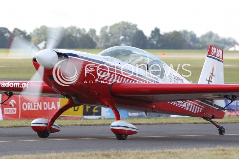  24.08.2013 RADOM <br />MIEDZYNARODOWE POKAZY LOTNICZE W RADOMIU<br />RADOM AIRSHOW 2013<br />N/Z SAMOLOT EXTRA 300 PILOT ROBERT KOWALIK<br /> 