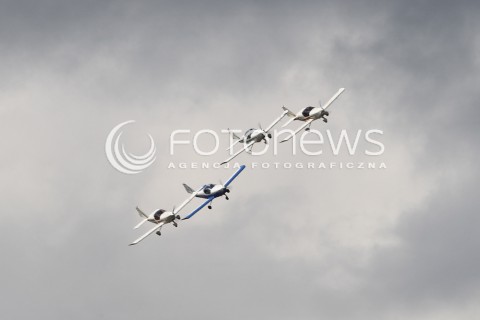 24.08.2013 RADOM <br />MIEDZYNARODOWE POKAZY LOTNICZE W RADOMIU<br />RADOM AIRSHOW 2013<br />N/Z ZESPOL AKROBACYJNY 4AT3 SAMOLOT AT-3 AT3<br /> 