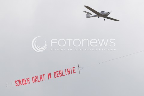  24.08.2013 RADOM <br />MIEDZYNARODOWE POKAZY LOTNICZE W RADOMIU<br />RADOM AIRSHOW 2013<br />N/Z SAMOLOT DIAMOND KATANA SZKOLA ORLAT W DEBLINIE TRANSPARENT BANER<br /> 