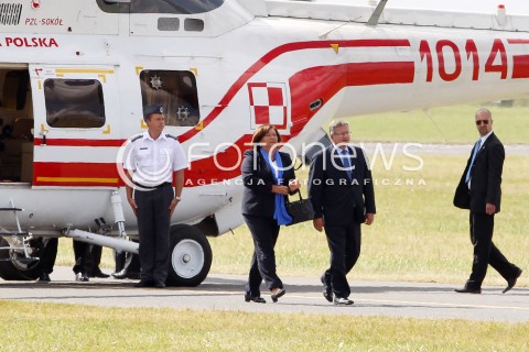  24.08.2013 RADOM <br />MIEDZYNARODOWE POKAZY LOTNICZE W RADOMIU<br />RADOM AIRSHOW 2013<br />PREZYDENT RP BRONISLAW KOMOROWSKI Z MALZONKA NA OTWARCIU POKAZOW LOTNICZYCH W RADOMIU<br />N/Z PREZYDENT BRONISLAW KOMOROWSKI PREZYDENTOWA PIERWSZA DAMA ANNA KOMOROWSKA MALZONKA WYSIADAJA ZE SMIGLOWCA<br /> 