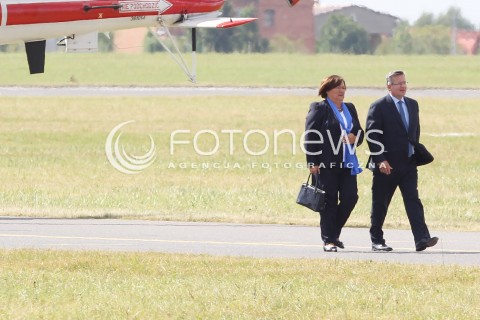  24.08.2013 RADOM <br />MIEDZYNARODOWE POKAZY LOTNICZE W RADOMIU<br />RADOM AIRSHOW 2013<br />PREZYDENT RP BRONISLAW KOMOROWSKI Z MALZONKA NA OTWARCIU POKAZOW LOTNICZYCH W RADOMIU<br />N/Z PREZYDENT BRONISLAW KOMOROWSKI PREZYDENTOWA PIERWSZA DAMA ANNA KOMOROWSKA MALZONKA<br /> 