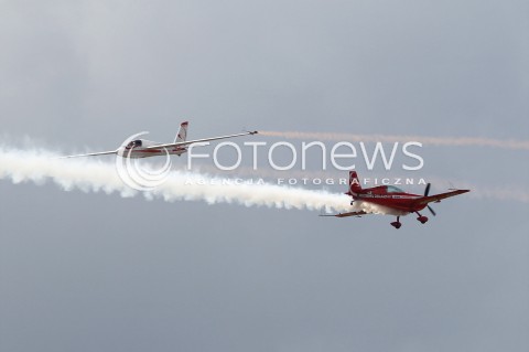  24.08.2013 RADOM <br />MIEDZYNARODOWE POKAZY LOTNICZE W RADOMIU<br />RADOM AIRSHOW 2013<br />N/Z MIJANKA SZYBOWIEC FOX PILOT JERZY MAKULA SAMOLOT EXTRA ZELAZNY PILOT WOJCIECH KRUPA<br /> 