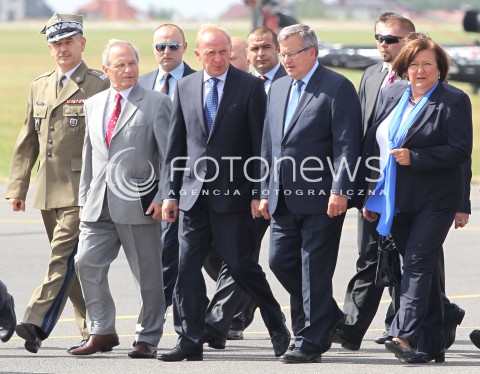  24.08.2013 RADOM <br />MIEDZYNARODOWE POKAZY LOTNICZE W RADOMIU<br />RADOM AIRSHOW 2013<br />PREZYDENT RP BRONISLAW KOMOROWSKI Z MALZONKA NA OTWARCIU POKAZOW LOTNICZYCH W RADOMIU<br />N/Z PREZYDENT BRONISLAW KOMOROWSKI PREZYDENTOWA ANNA KOMOROWSKA MALZONKA STANISLAW KOZIEJ SZEF BBN<br /> 