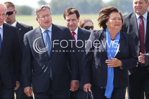  24.08.2013 RADOM <br />MIEDZYNARODOWE POKAZY LOTNICZE W RADOMIU<br />RADOM AIRSHOW 2013<br />PREZYDENT RP BRONISLAW KOMOROWSKI Z MALZONKA NA OTWARCIU POKAZOW LOTNICZYCH W RADOMIU<br />N/Z PREZYDENT BRONISLAW KOMOROWSKI PREZYDENTOWA ANNA KOMOROWSKA MALZONKA <br /> 