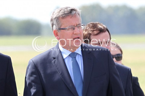  24.08.2013 RADOM <br />MIEDZYNARODOWE POKAZY LOTNICZE W RADOMIU<br />RADOM AIRSHOW 2013<br />PREZYDENT RP BRONISLAW KOMOROWSKI Z MALZONKA NA OTWARCIU POKAZOW LOTNICZYCH W RADOMIU<br />N/Z PREZYDENT BRONISLAW KOMOROWSKI <br /> 