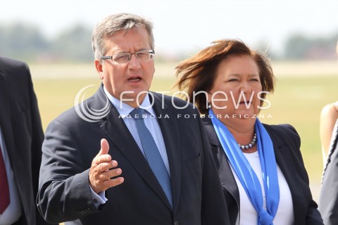  24.08.2013 RADOM <br />MIEDZYNARODOWE POKAZY LOTNICZE W RADOMIU<br />RADOM AIRSHOW 2013<br />PREZYDENT RP BRONISLAW KOMOROWSKI Z MALZONKA NA OTWARCIU POKAZOW LOTNICZYCH W RADOMIU<br />N/Z PREZYDENT BRONISLAW KOMOROWSKI PREZYDENTOWA ANNA KOMOROWSKA MALZONKA <br /> 