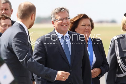  24.08.2013 RADOM <br />MIEDZYNARODOWE POKAZY LOTNICZE W RADOMIU<br />RADOM AIRSHOW 2013<br />PREZYDENT RP BRONISLAW KOMOROWSKI Z MALZONKA NA OTWARCIU POKAZOW LOTNICZYCH W RADOMIU<br />N/Z PREZYDENT BRONISLAW KOMOROWSKI PREZYDENTOWA ANNA KOMOROWSKA MALZONKA <br /> 