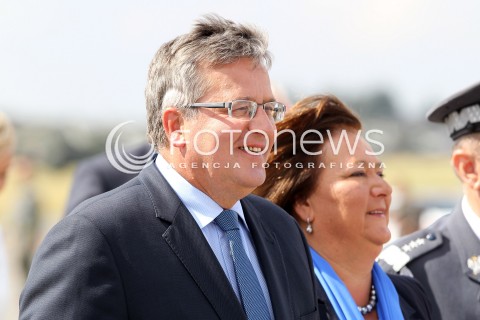  24.08.2013 RADOM <br />MIEDZYNARODOWE POKAZY LOTNICZE W RADOMIU<br />RADOM AIRSHOW 2013<br />PREZYDENT RP BRONISLAW KOMOROWSKI Z MALZONKA NA OTWARCIU POKAZOW LOTNICZYCH W RADOMIU<br />N/Z PREZYDENT BRONISLAW KOMOROWSKI PREZYDENTOWA ANNA KOMOROWSKA MALZONKA STANISLAW KOZIEJ SZEF BBN<br /> 