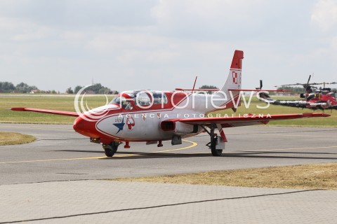  24.08.2013 RADOM <br />MIEDZYNARODOWE POKAZY LOTNICZE W RADOMIU<br />RADOM AIRSHOW 2013<br />N/Z SAMOLOT TS-11 TS11 ISKRA ZESPOL AKROBACYJNY BIALO CZERWONE ISKRY<br /> 