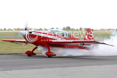 24.08.2013 RADOM <br />MIEDZYNARODOWE POKAZY LOTNICZE W RADOMIU<br />RADOM AIRSHOW 2013<br />N/Z SAMOLOT EXTRA 330 PILOT WOJCIECH KRUPA <br /> 