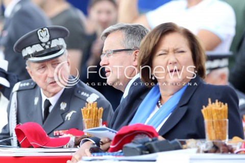  24.08.2013 RADOM <br />MIEDZYNARODOWE POKAZY LOTNICZE W RADOMIU<br />RADOM AIRSHOW 2013<br />PREZYDENT RP BRONISLAW KOMOROWSKI Z MALZONKA NA OTWARCIU POKAZOW LOTNICZYCH W RADOMIU<br />N/Z BRONISLAW KOMOROWSKI ANNA KOMOROWSKA LECH MAJEWSKI<br /> 