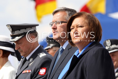  24.08.2013 RADOM <br />MIEDZYNARODOWE POKAZY LOTNICZE W RADOMIU<br />RADOM AIRSHOW 2013<br />PREZYDENT RP BRONISLAW KOMOROWSKI Z MALZONKA NA OTWARCIU POKAZOW LOTNICZYCH W RADOMIU<br />N/Z BRONISLAW KOMOROWSKI ANNA KOMOROWSKA LECH MAJEWSKI<br /> 