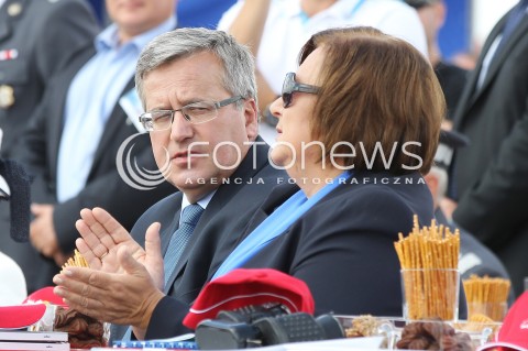  24.08.2013 RADOM <br />MIEDZYNARODOWE POKAZY LOTNICZE W RADOMIU<br />RADOM AIRSHOW 2013<br />PREZYDENT RP BRONISLAW KOMOROWSKI Z MALZONKA NA OTWARCIU POKAZOW LOTNICZYCH W RADOMIU<br />N/Z BRONISLAW KOMOROWSKI ANNA KOMOROWSKA<br /> 