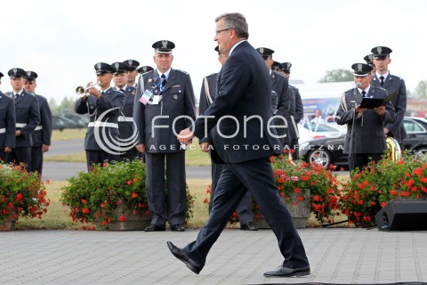  24.08.2013 RADOM <br />MIEDZYNARODOWE POKAZY LOTNICZE W RADOMIU<br />RADOM AIRSHOW 2013<br />PREZYDENT RP BRONISLAW KOMOROWSKI Z MALZONKA NA OTWARCIU POKAZOW LOTNICZYCH W RADOMIU<br />N/Z PREZYDENT BRONISLAW KOMOROWSKI<br /> 