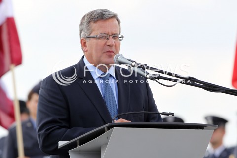  24.08.2013 RADOM <br />MIEDZYNARODOWE POKAZY LOTNICZE W RADOMIU<br />RADOM AIRSHOW 2013<br />PREZYDENT RP BRONISLAW KOMOROWSKI Z MALZONKA NA OTWARCIU POKAZOW LOTNICZYCH W RADOMIU<br />N/Z PREZYDENT BRONISLAW KOMOROWSKI <br /> 