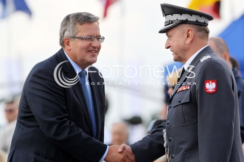  24.08.2013 RADOM <br />MIEDZYNARODOWE POKAZY LOTNICZE W RADOMIU<br />RADOM AIRSHOW 2013<br />PREZYDENT RP BRONISLAW KOMOROWSKI Z MALZONKA NA OTWARCIU POKAZOW LOTNICZYCH W RADOMIU<br />N/Z PREZYDENT BRONISLAW KOMOROWSKI DOWODCA SIL POWIETRZNYCH LECH MAJEWSKI <br /> 