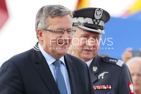  24.08.2013 RADOM <br />MIEDZYNARODOWE POKAZY LOTNICZE W RADOMIU<br />RADOM AIRSHOW 2013<br />PREZYDENT RP BRONISLAW KOMOROWSKI Z MALZONKA NA OTWARCIU POKAZOW LOTNICZYCH W RADOMIU<br />N/Z BRONISLAW KOMOROWSKI LECH MAJEWSKI <br /> 