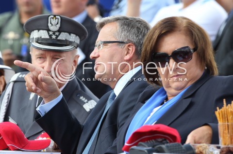  24.08.2013 RADOM <br />MIEDZYNARODOWE POKAZY LOTNICZE W RADOMIU<br />RADOM AIRSHOW 2013<br />PREZYDENT RP BRONISLAW KOMOROWSKI Z MALZONKA NA OTWARCIU POKAZOW LOTNICZYCH W RADOMIU<br />N/Z BRONISLAW KOMOROWSKI ANNA KOMOROWSKA LECH MAJEWSKI<br /> 