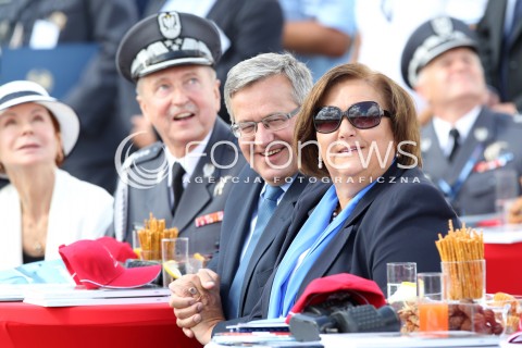  24.08.2013 RADOM <br />MIEDZYNARODOWE POKAZY LOTNICZE W RADOMIU<br />RADOM AIRSHOW 2013<br />PREZYDENT RP BRONISLAW KOMOROWSKI Z MALZONKA NA OTWARCIU POKAZOW LOTNICZYCH W RADOMIU<br />N/Z BRONISLAW KOMOROWSKI ANNA KOMOROWSKA LECH MAJEWSKI<br /> 