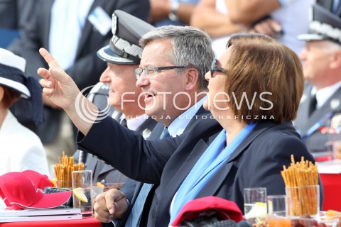  24.08.2013 RADOM <br />MIEDZYNARODOWE POKAZY LOTNICZE W RADOMIU<br />RADOM AIRSHOW 2013<br />PREZYDENT RP BRONISLAW KOMOROWSKI Z MALZONKA NA OTWARCIU POKAZOW LOTNICZYCH W RADOMIU<br />N/Z BRONISLAW KOMOROWSKI ANNA KOMOROWSKA LECH MAJEWSKI<br /> 