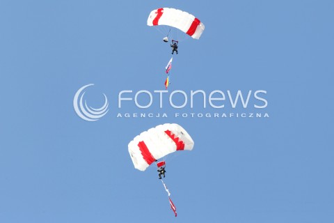  24.08.2013 RADOM <br />MIEDZYNARODOWE POKAZY LOTNICZE W RADOMIU<br />RADOM AIRSHOW 2013<br />N/Z SPADOCHRONIARZE SKOCZKOWIE<br /> 