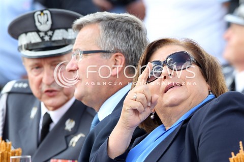  24.08.2013 RADOM <br />MIEDZYNARODOWE POKAZY LOTNICZE W RADOMIU<br />RADOM AIRSHOW 2013<br />PREZYDENT RP BRONISLAW KOMOROWSKI Z MALZONKA NA OTWARCIU POKAZOW LOTNICZYCH W RADOMIU<br />N/Z BRONISLAW KOMOROWSKI ANNA KOMOROWSKA LECH MAJEWSKI<br /> 