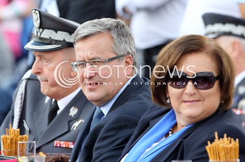  24.08.2013 RADOM <br />MIEDZYNARODOWE POKAZY LOTNICZE W RADOMIU<br />RADOM AIRSHOW 2013<br />PREZYDENT RP BRONISLAW KOMOROWSKI Z MALZONKA NA OTWARCIU POKAZOW LOTNICZYCH W RADOMIU<br />N/Z BRONISLAW KOMOROWSKI ANNA KOMOROWSKA LECH MAJEWSKI<br /> 