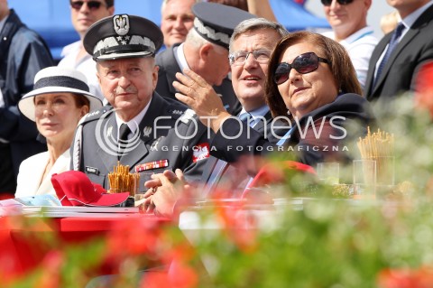  24.08.2013 RADOM <br />MIEDZYNARODOWE POKAZY LOTNICZE W RADOMIU<br />RADOM AIRSHOW 2013<br />PREZYDENT RP BRONISLAW KOMOROWSKI Z MALZONKA NA OTWARCIU POKAZOW LOTNICZYCH W RADOMIU<br />N/Z BRONISLAW KOMOROWSKI ANNA KOMOROWSKA LECH MAJEWSKI<br /> 