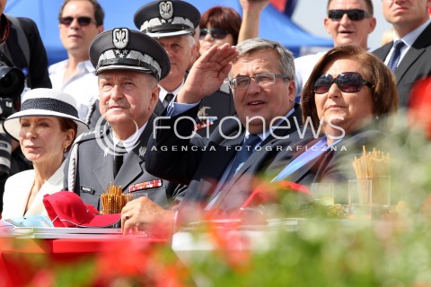  24.08.2013 RADOM <br />MIEDZYNARODOWE POKAZY LOTNICZE W RADOMIU<br />RADOM AIRSHOW 2013<br />PREZYDENT RP BRONISLAW KOMOROWSKI Z MALZONKA NA OTWARCIU POKAZOW LOTNICZYCH W RADOMIU<br />N/Z PREZYDENT BRONISLAW KOMOROWSKI DOWODCA SIL POWIETRZNYCH LECH MAJEWSKI PREZYDENTOWA PIERWSZA DAMA ANNA KOMOROWSKA MALZONKA<br /> 