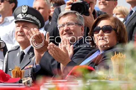  24.08.2013 RADOM <br />MIEDZYNARODOWE POKAZY LOTNICZE W RADOMIU<br />RADOM AIRSHOW 2013<br />PREZYDENT RP BRONISLAW KOMOROWSKI Z MALZONKA NA OTWARCIU POKAZOW LOTNICZYCH W RADOMIU<br />N/Z BRONISLAW KOMOROWSKI ANNA KOMOROWSKA LECH MAJEWSKI<br /> 