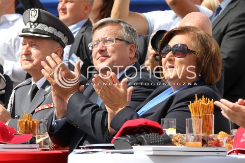  24.08.2013 RADOM <br />MIEDZYNARODOWE POKAZY LOTNICZE W RADOMIU<br />RADOM AIRSHOW 2013<br />PREZYDENT RP BRONISLAW KOMOROWSKI Z MALZONKA NA OTWARCIU POKAZOW LOTNICZYCH W RADOMIU<br />N/Z BRONISLAW KOMOROWSKI ANNA KOMOROWSKA LECH MAJEWSKI<br /> 