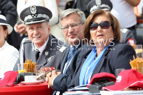  24.08.2013 RADOM <br />MIEDZYNARODOWE POKAZY LOTNICZE W RADOMIU<br />RADOM AIRSHOW 2013<br />PREZYDENT RP BRONISLAW KOMOROWSKI Z MALZONKA NA OTWARCIU POKAZOW LOTNICZYCH W RADOMIU<br />N/Z BRONISLAW KOMOROWSKI ANNA KOMOROWSKA LECH MAJEWSKI<br /> 